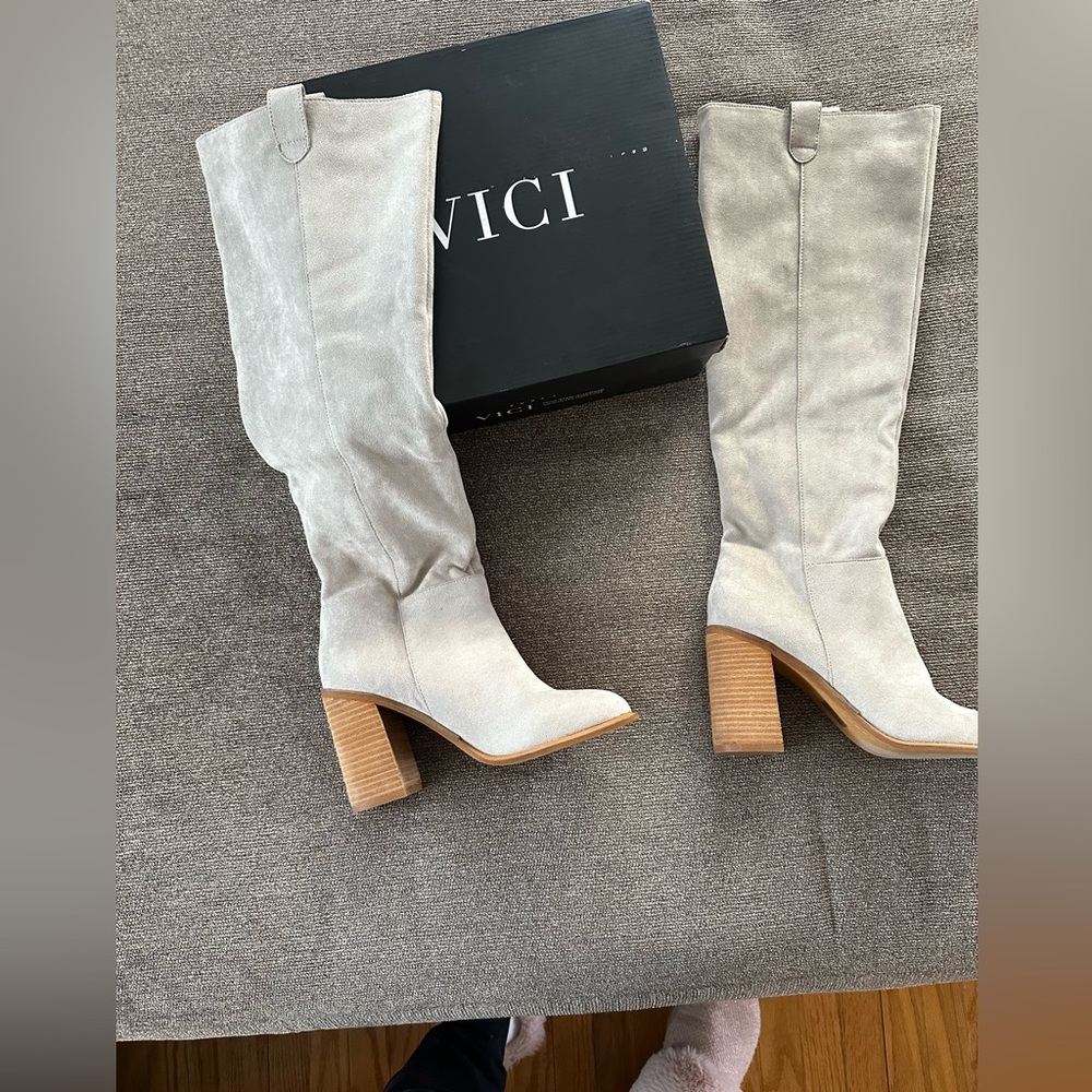 Vici ( Saint  Slouch ) Boot Light Gray size 8